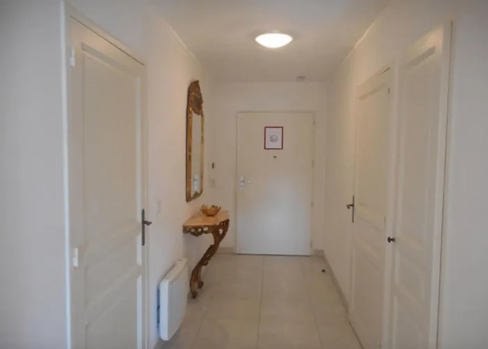 Bright Flat In The Heart Of Tropez